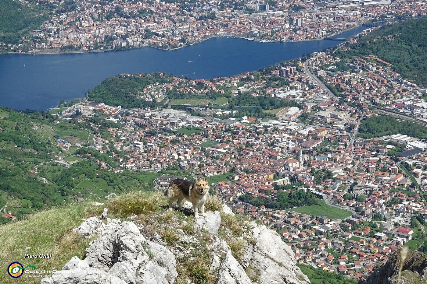 77 Dori sull'orlo del precipizio con panorama su Valmadrera, il lago, Lecco.JPG